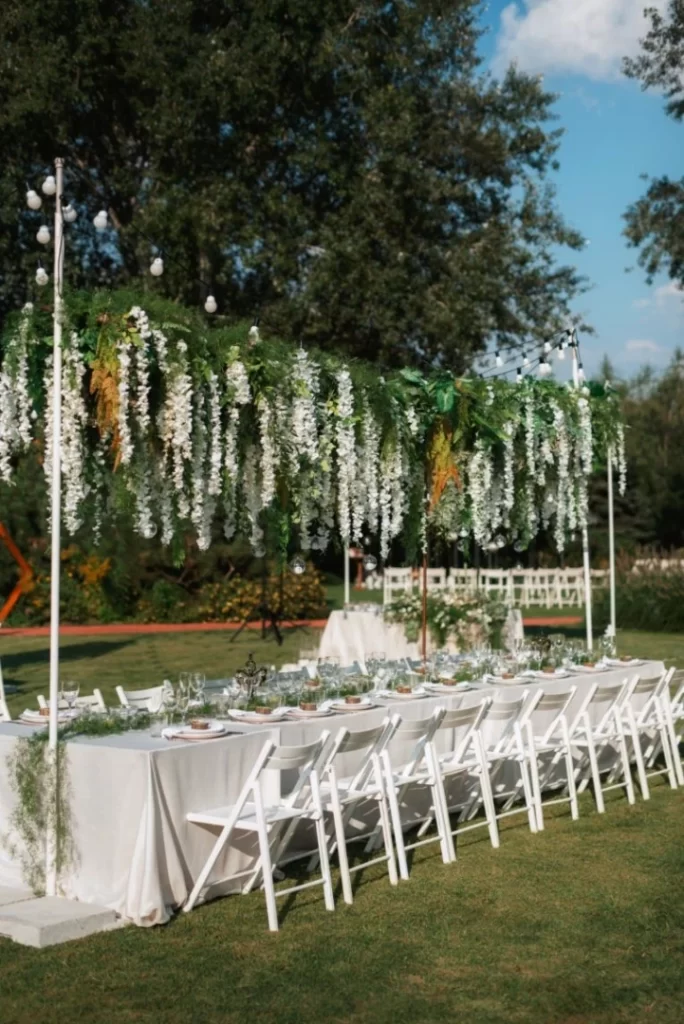 Banquetes; Evento de una boda con mesas y copas a primera vista.