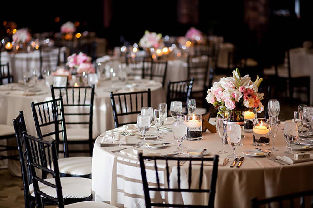 Banquetes para eventos; Decoración de una mesa.