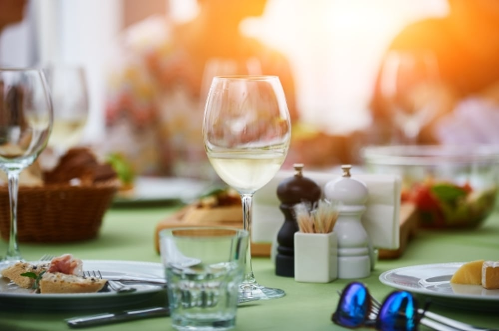 Servicio de banquetes; champán en la copa, comida sobre un fondo. día soleado