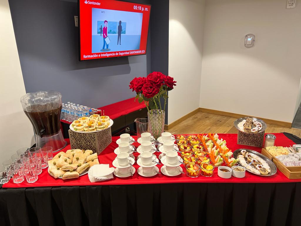 Coffee break; banquete de comida en un evento de una empresa.
