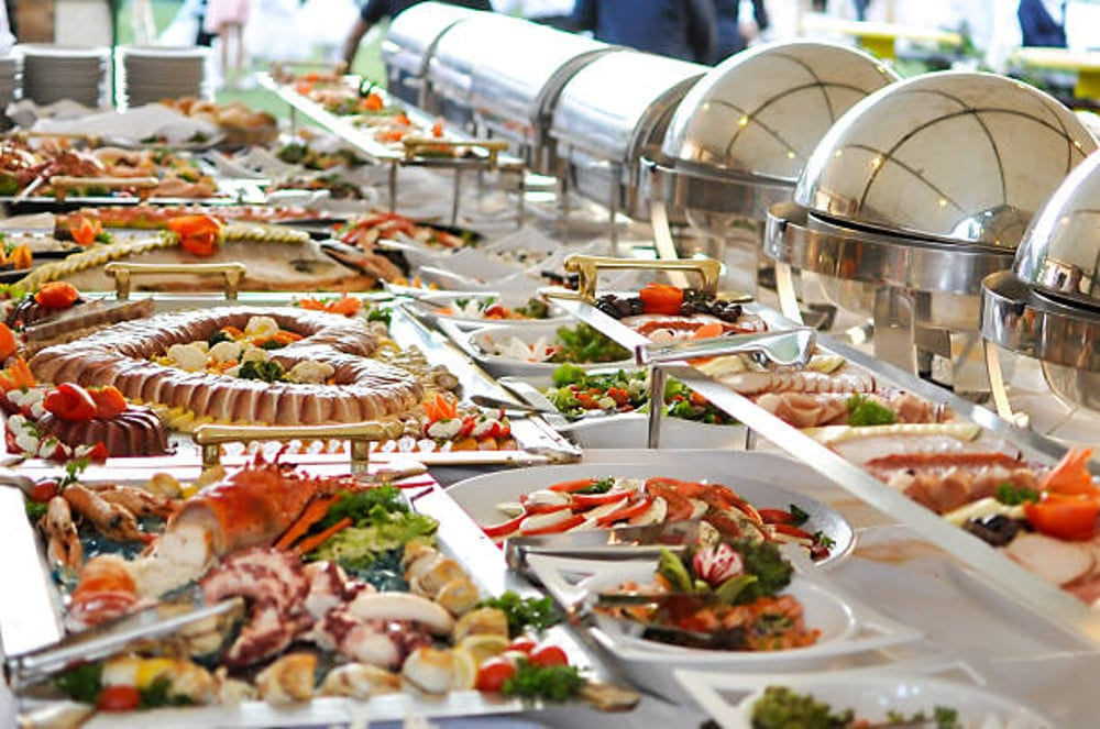 comida buffet para eventos.Comida y platillos en una mesa 