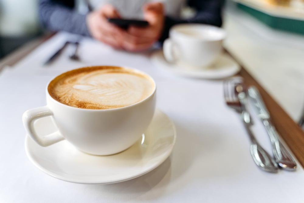 Coffee break; taza con café sobre la mesa en un banquete de una empresa.