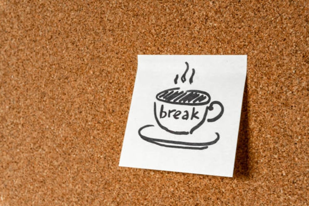 Coffee break; representación de una taza de café en una hoja de papel.