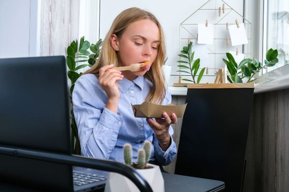 Box lunch CDMX; Mujer comiendo.