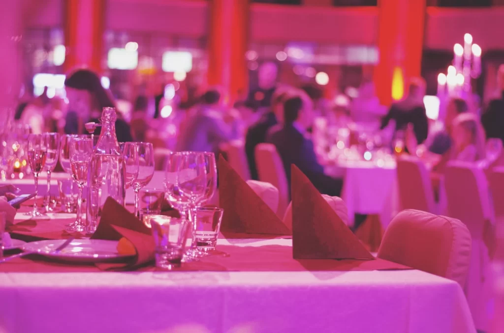 Banquetes; Evento de una boda con mesas y copas a primera vista.