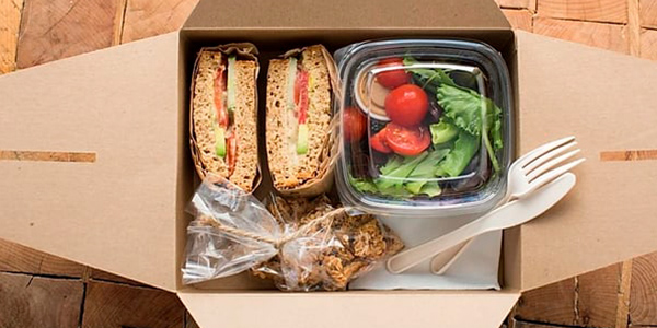 Banquetes para eventos; Box lunch, compuesto de sandwiches, ensalada y postre.