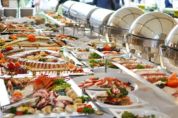 comida buffet para eventos.Comida y platillos en una mesa 
