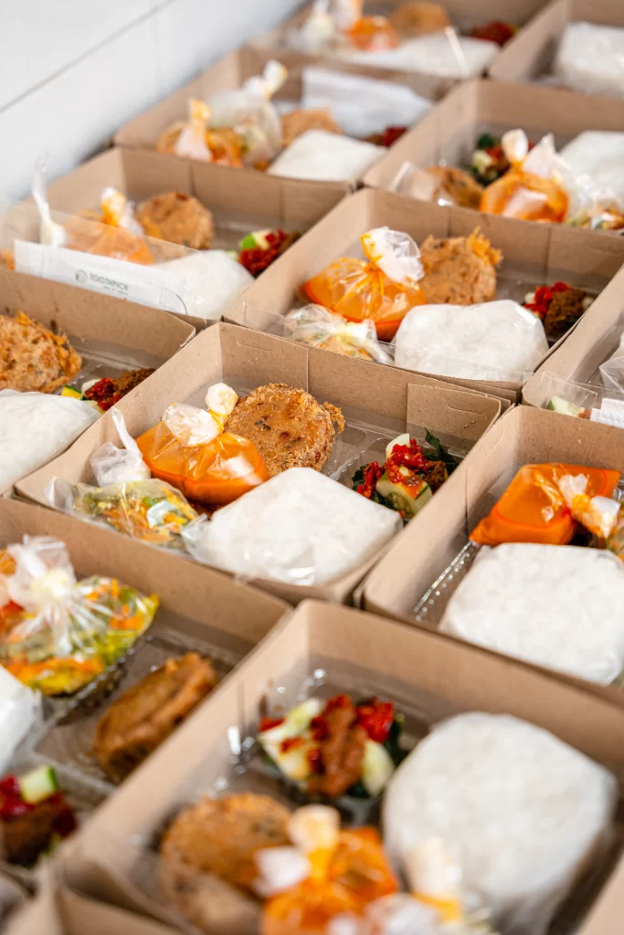 Varios box lunch listos para poderlos repartir durante el receso de evento empresarial donde se pueden apreciar sus elementos.
