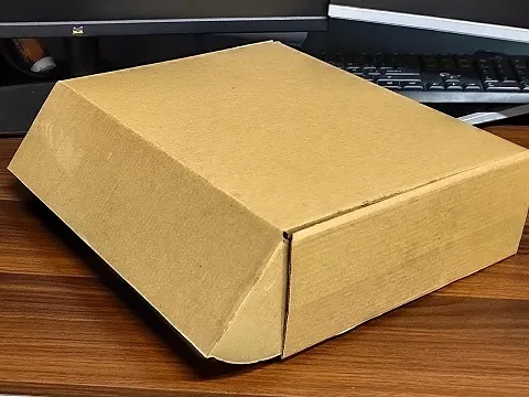 Box lunch ejecutivo CDMX, hay una caja de cartón colocada sobre una mesa y la caja esta cerrada