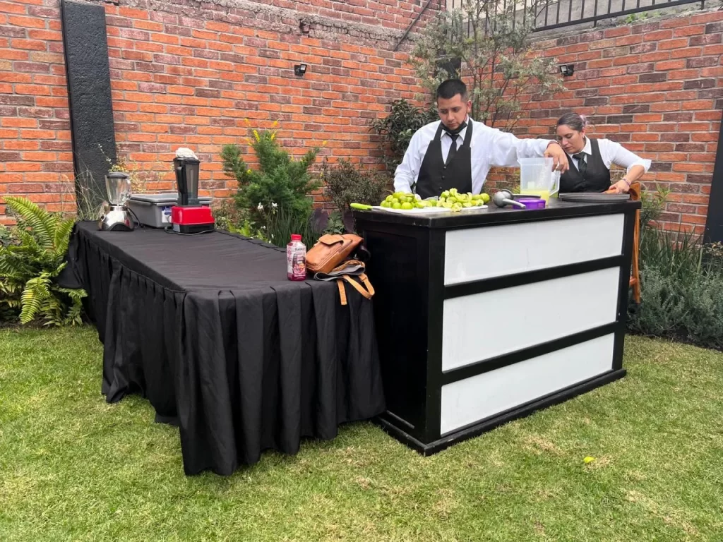 Un mesero que esta arreglando su estación para servir y planear los servicios de taquizas para eventos