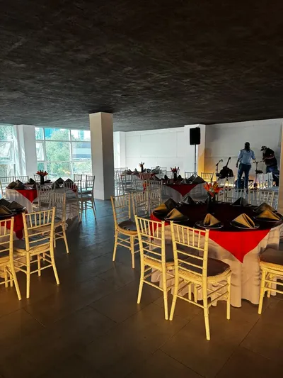 Banquetes para eventos empresariales, se están acomodando unas mesas y el mobiliario para el evento