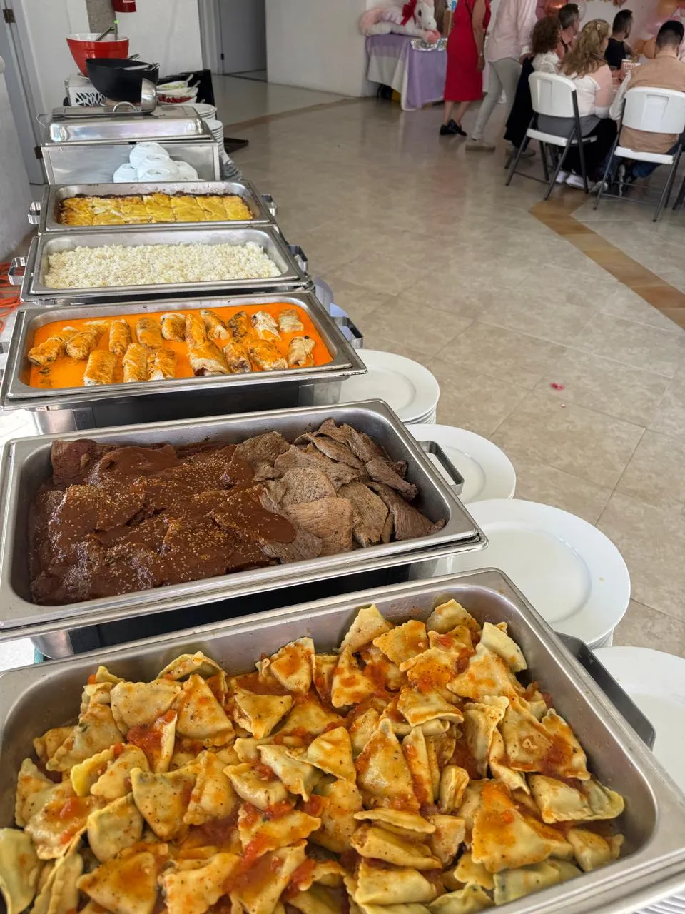 Hay un buffet para eventos, que también ofrece taquizas para eventos, hay charolas