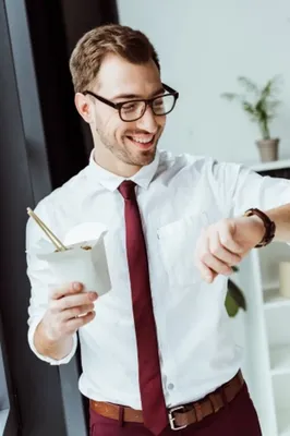 Para tener su box lunch, hay un trabajador que está revisando su reloj