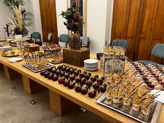 Hay postres en una charola, están sobre una mesa, es una comida para eventos a domicilio