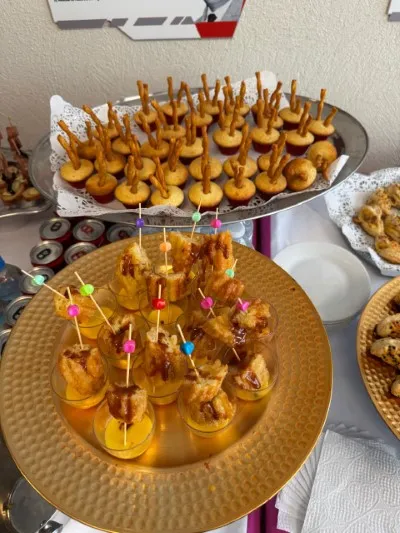 Los mejores banquetes, hay comida puesta sobre charolas encima de una mesa