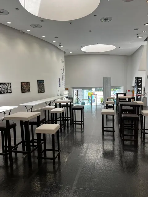 Una decoración de banquetes, hay un salón blanco que tiene mobiliario acorde