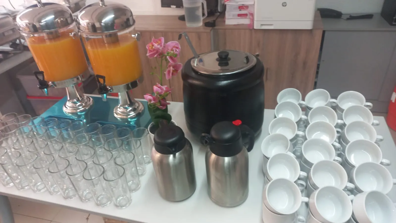 Una estación de coffee break organizada en un ambiente interior, añadiendo un toque fresco a este práctico coffee break, perfecto para reuniones o eventos.