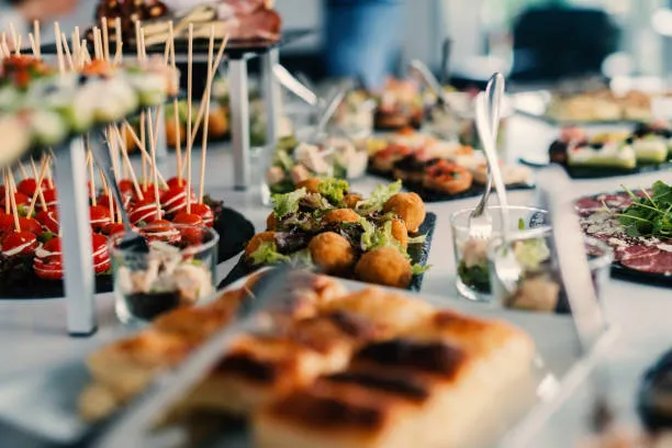 Variedad de canapés gourmet y estaciones de comida en banquetes para fiestas tipo buffet y eventos corporativos.