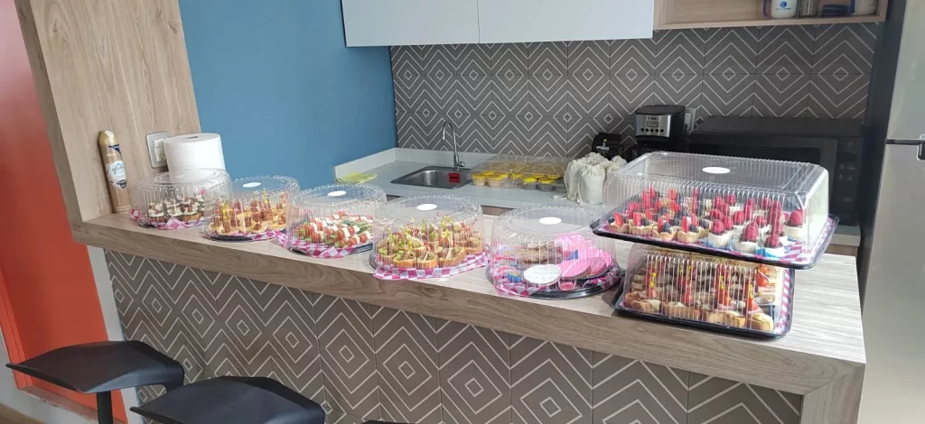 Mesa con charolas variadas de bocadillos para fiestas dulces y salados listos para un evento.