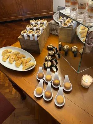 Selección de repostería fina y bocadillos dulces para deleitar invitados en banquetes para graduación de preparatoria.