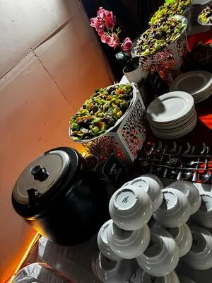 Barra de ensaladas gourmet y cremas calientes servidas con elegancia en banquetes para graduación de nivel profesional.