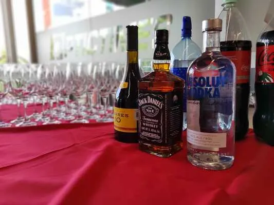 Selección de licores premium y coctelería personalizada, una de las grandes tendencias en banquetes para bodas de lujo.