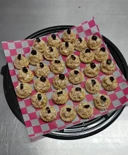 Mini tostadas de atún con aceituna negra, una opción elegante y deliciosa para ofrecer en diversos tipos de brunch.