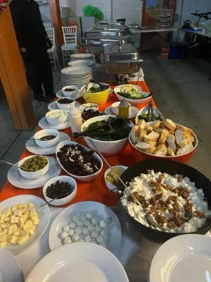 Barra de ingredientes para banquetes para bodas en primavera con un toque rústico y personalizado.