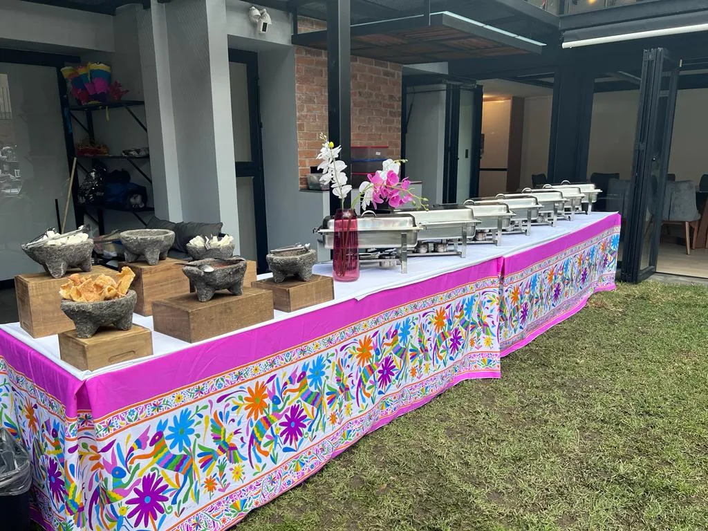 Buffet de taquiza para ver el mundial en oficina: ideas y beneficios de contratar un menú mexicano con decoración.
