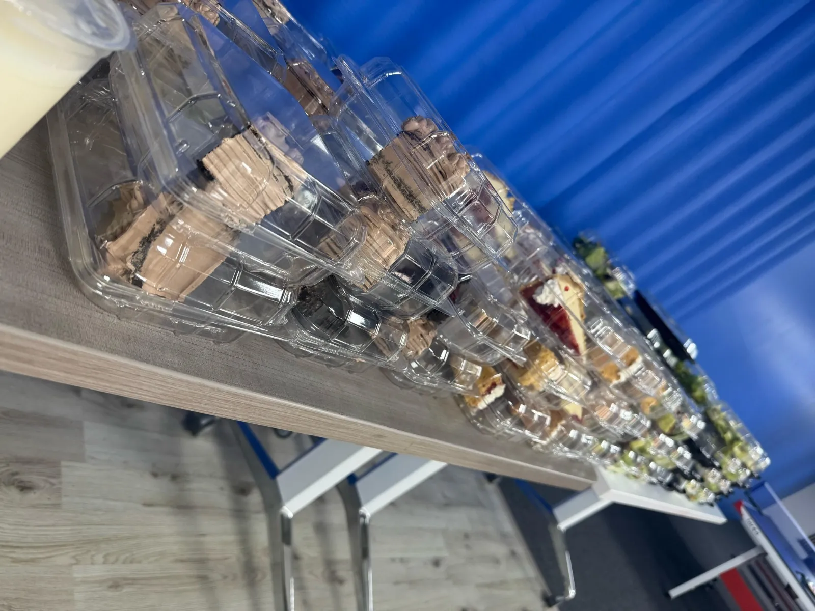 Selección de postres individuales para complementar el menú saludable de box lunch para empresas en eventos corporativos.