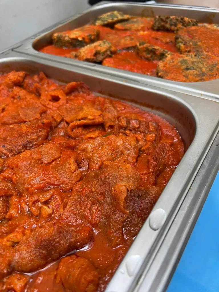 Cazuelas con guisados mexicanos en una taquiza para ver el mundial en oficina: ideas y beneficios de la convivencia.