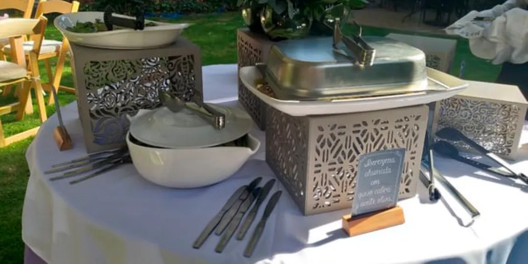 Estaciones de comida formal con vajilla blanca para banquetes para eventos especiales y cenas de gala exclusivas.