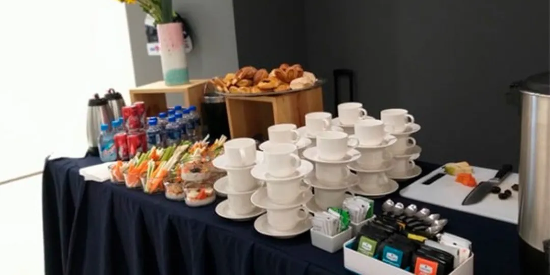 Estación de café y bocadillos dulces incluidos en el servicio de banquetes para eventos corporativos y reuniones.