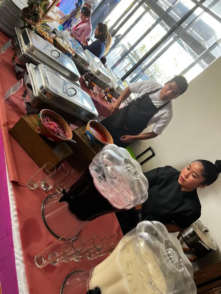 Cotiza cuanto cuesta una taquiza para 100 personas que incluya vitroleros de aguas frescas, bufeteras y personal listo.