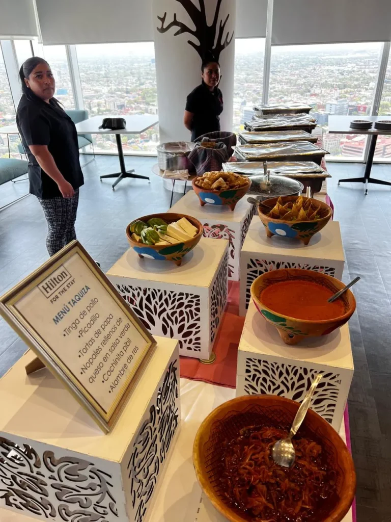 Saber cuanto cuesta una taquiza para 100 personas tipo buffet elegante en el Hilton con guisados y barras de servicio.