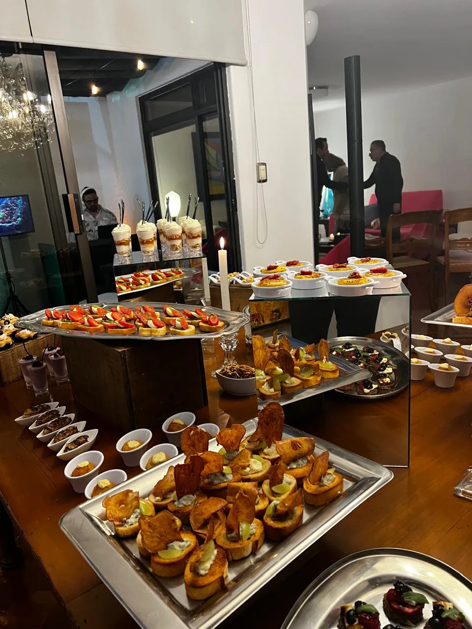 Mesa de catering que muestra la diferencia entre banquete y buffet con variedad de bocadillos y canapés individuales.