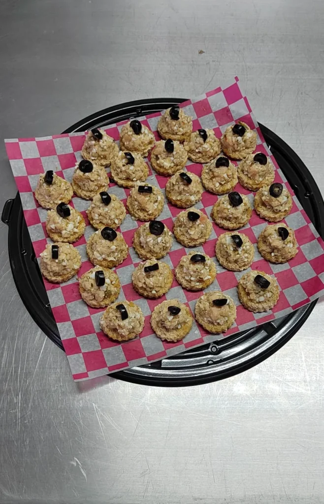 Charola de bocadillos con aceitunas que ilustra la diferencia entre banquete y buffet para eventos corporativos.