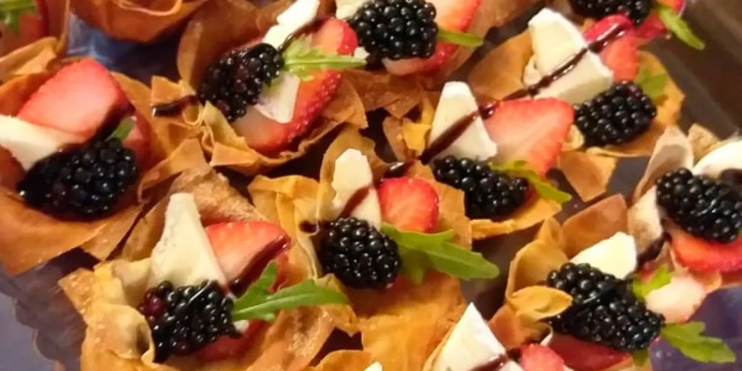Tartaletas gourmet de frutos rojos listas para el servicio de postres en banquetes para eventos de alta cocina.