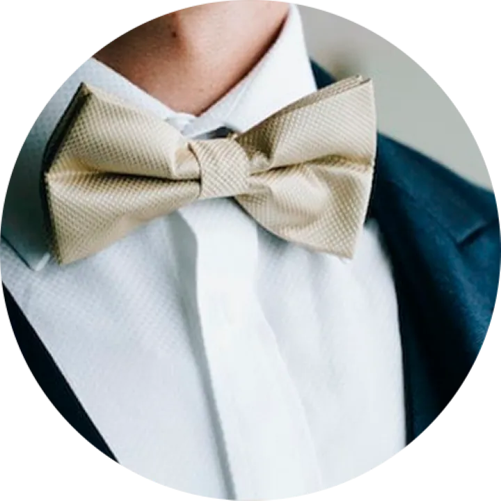 Meseros con vestimenta formal listos para la atención en banquetes para eventos elegantes, bodas y aniversarios.