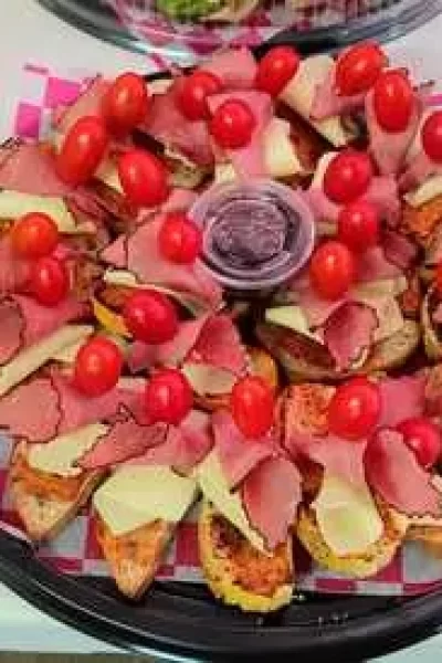 Elegante bandeja de bocados salados sobre pan tostado, ideal para recepciones. Especialistas en canapés variados para catering para eventos corporativos.